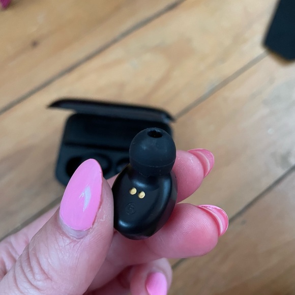 Bluetooth Earbuds, with cord charger. - Picture 3 of 4